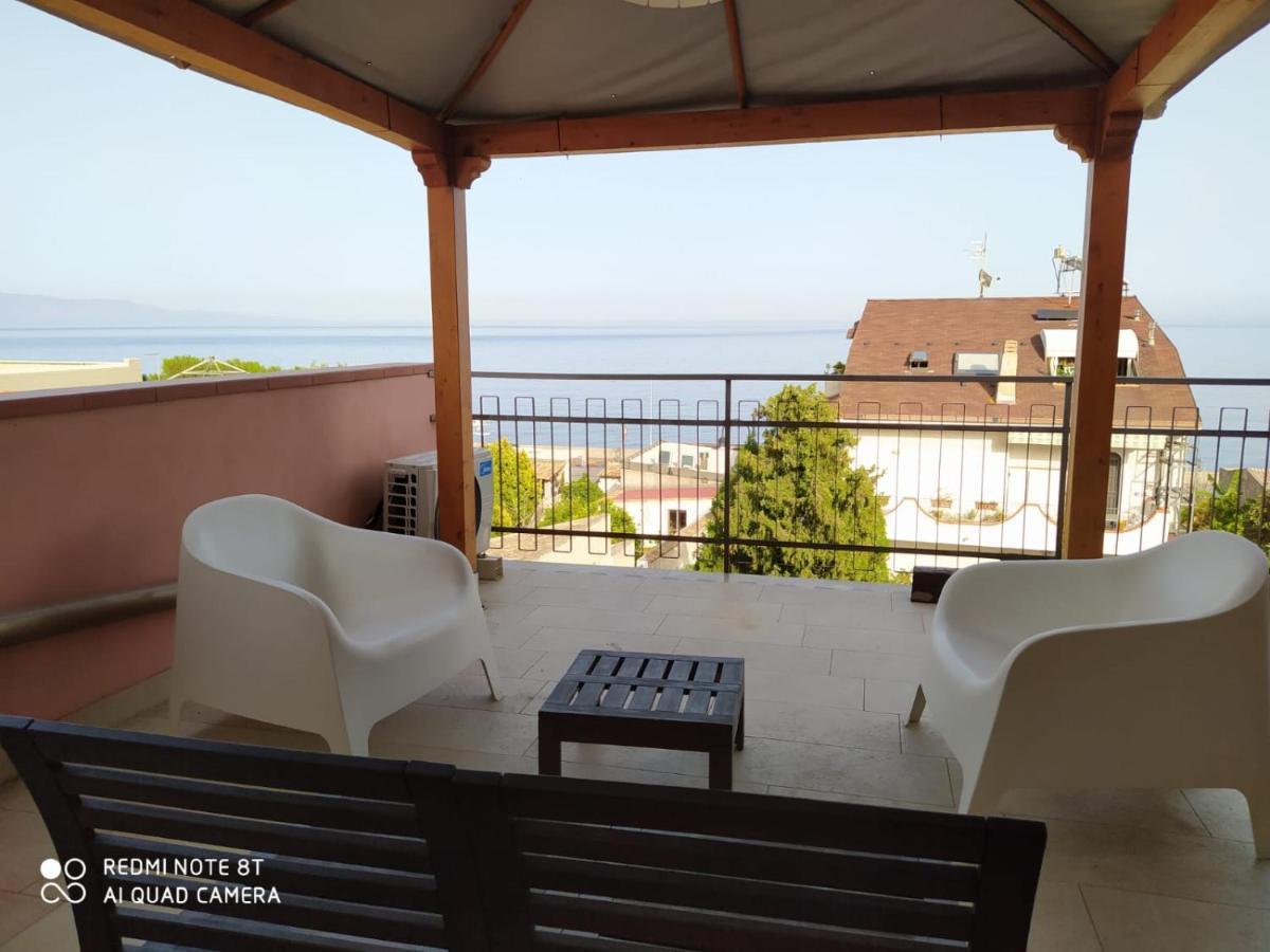 Pozzo Lazzaro Apartments Santa Teresa Di Riva Eksteriør billede