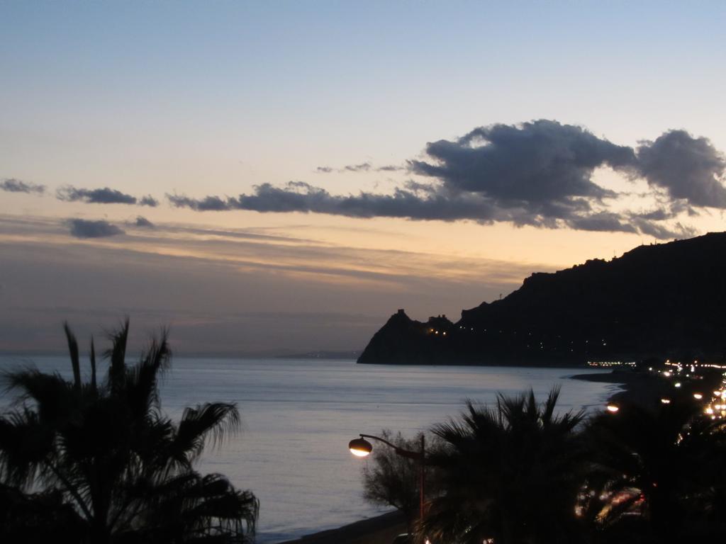 Pozzo Lazzaro Apartments Santa Teresa Di Riva Værelse billede