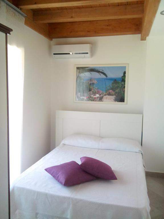 Pozzo Lazzaro Apartments Santa Teresa Di Riva Værelse billede