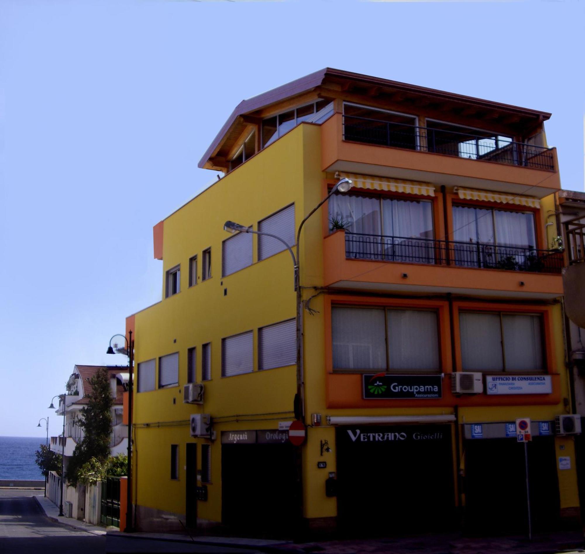 Pozzo Lazzaro Apartments Santa Teresa Di Riva Eksteriør billede