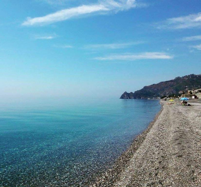 Pozzo Lazzaro Apartments Santa Teresa Di Riva Eksteriør billede